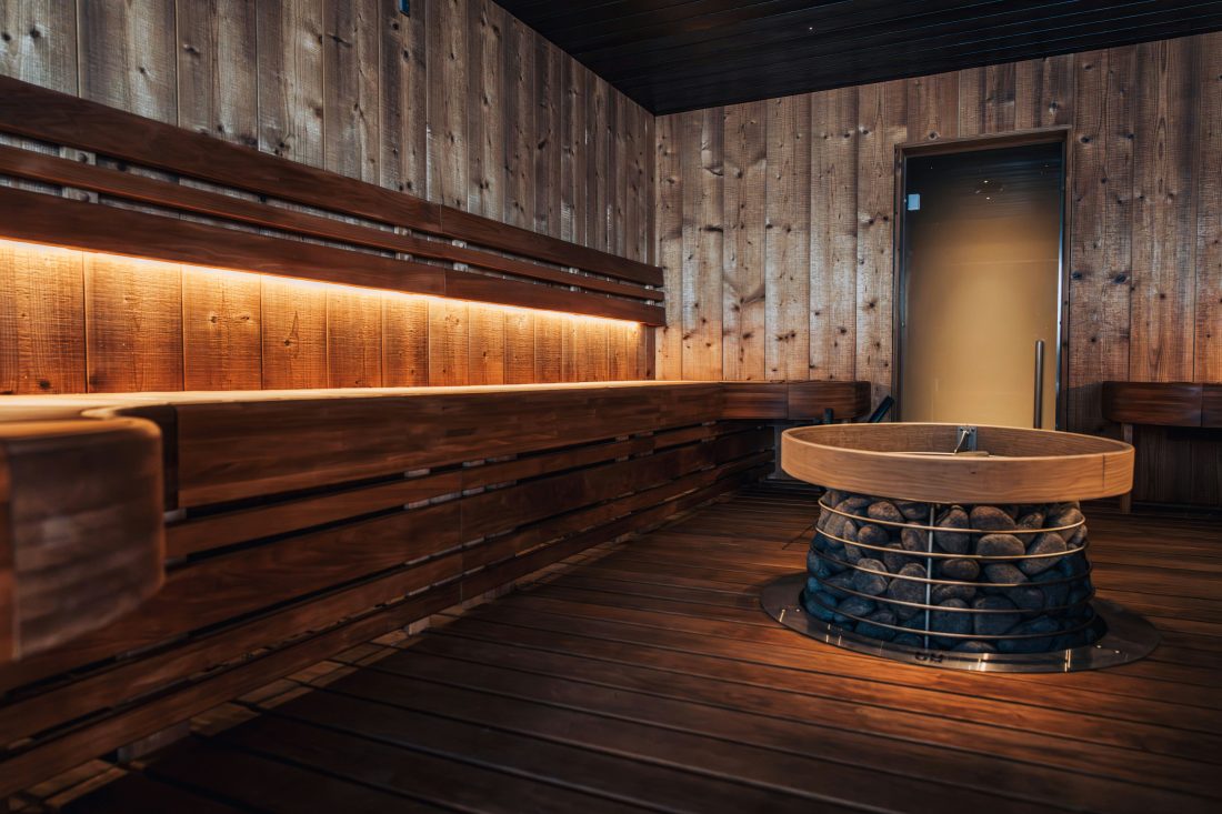 Outdoor-Sauna-Innenraum aus dunklem Holz